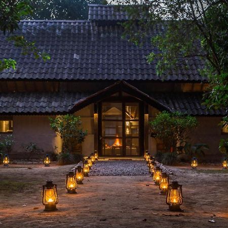 Tiger Tops Tharu Lodge Chitwan Dış mekan fotoğraf