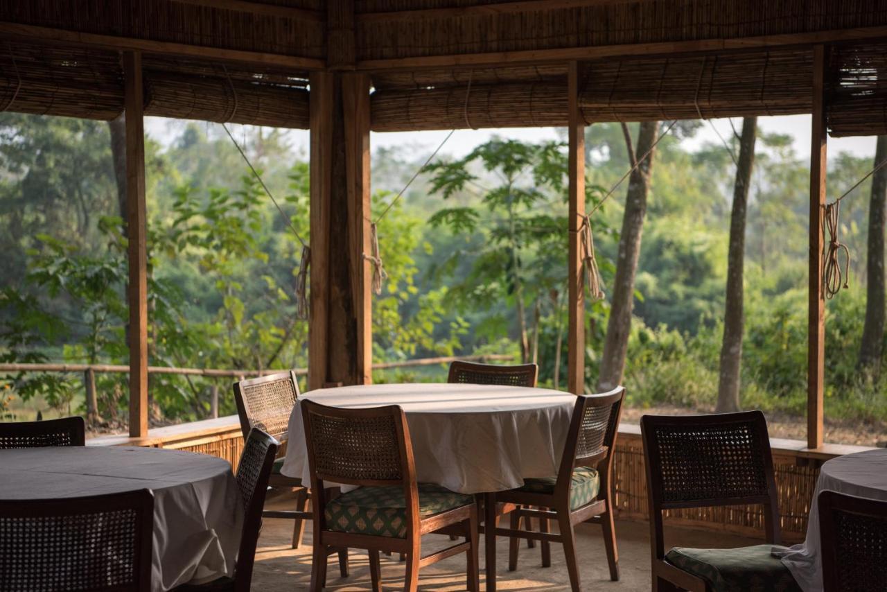 Tiger Tops Tharu Lodge Chitwan Dış mekan fotoğraf