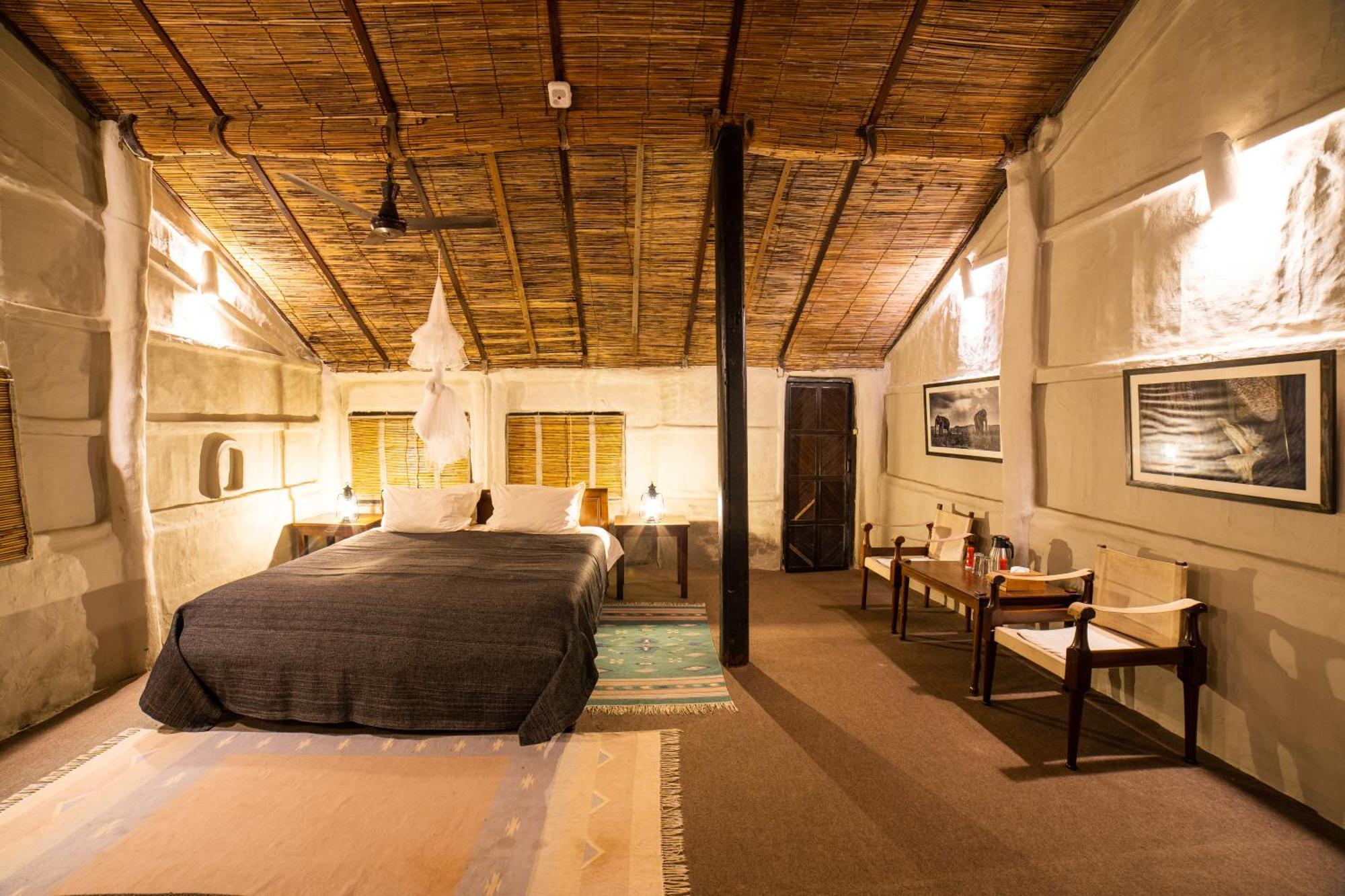 Tiger Tops Tharu Lodge Chitwan Dış mekan fotoğraf