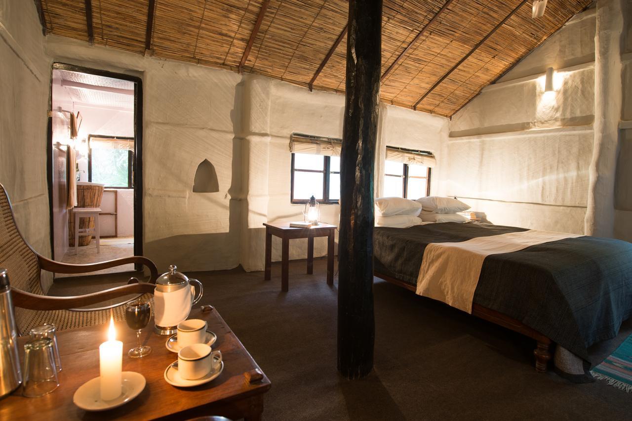Tiger Tops Tharu Lodge Chitwan Dış mekan fotoğraf