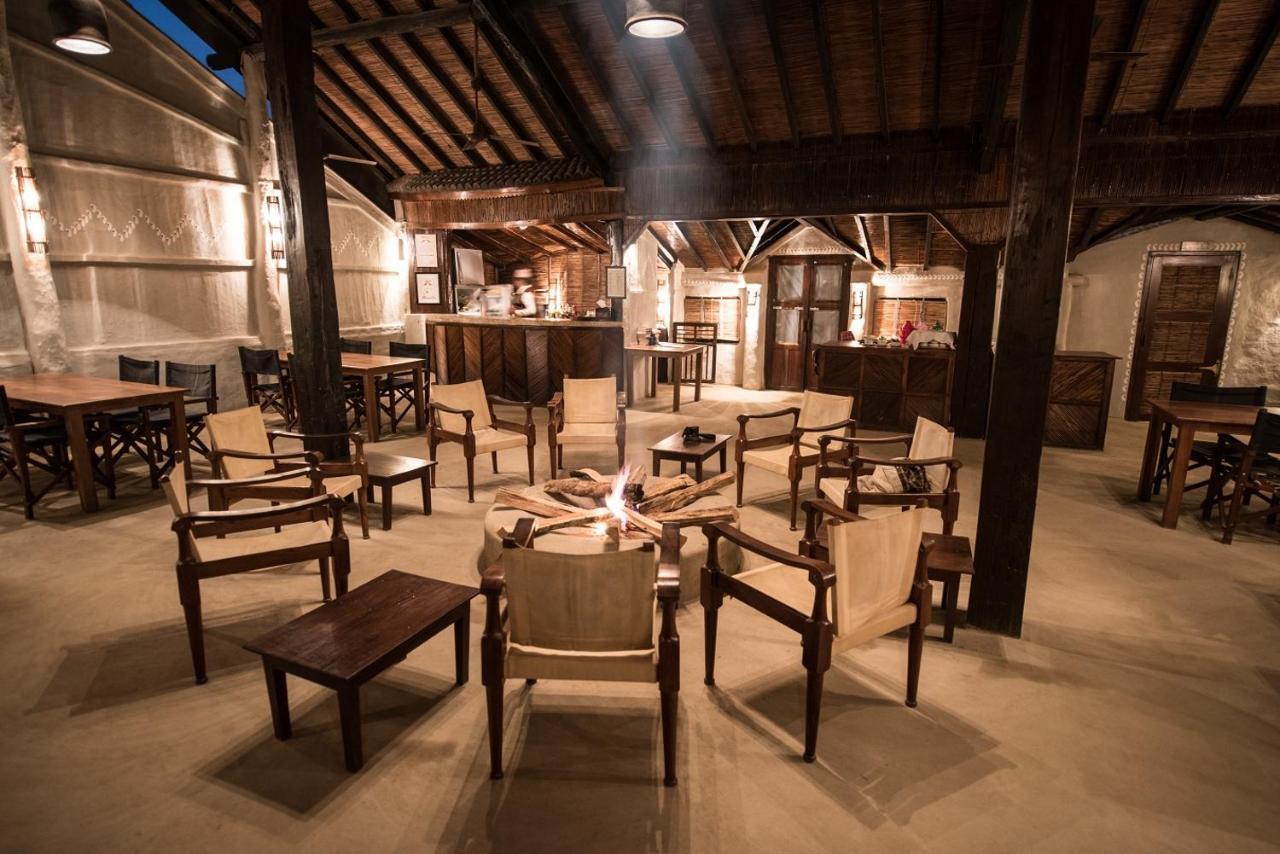 Tiger Tops Tharu Lodge Chitwan Dış mekan fotoğraf
